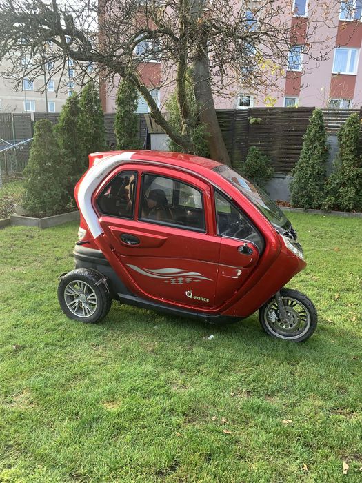 Skuter elektryczny z dachem Frost Bily bike