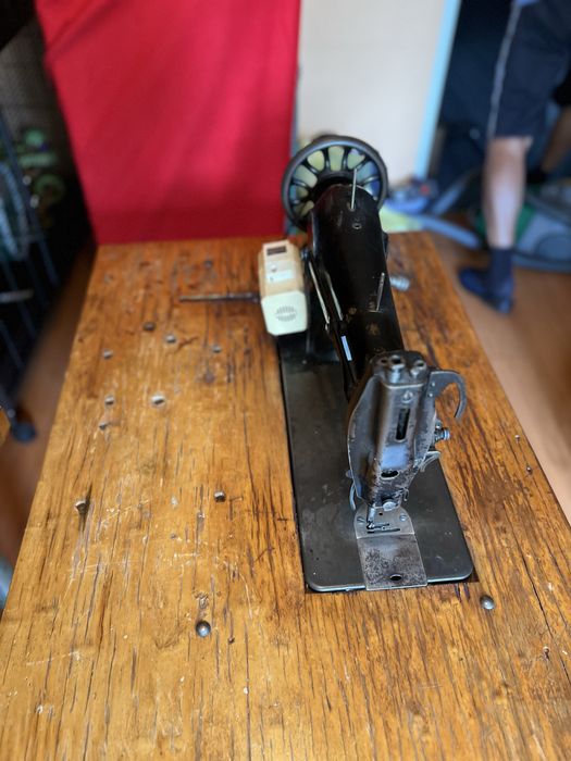 Maszyna do szycia PFAFF na stole SINGER / stół, nogi