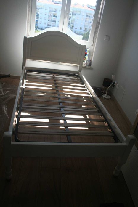 Cama com estrado