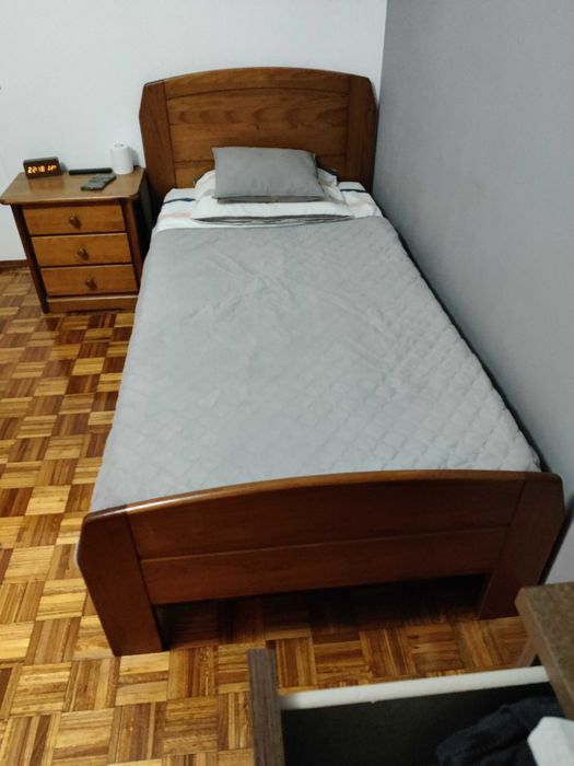 Cama de solteiro e mesa de cabeceira em pinho maciço