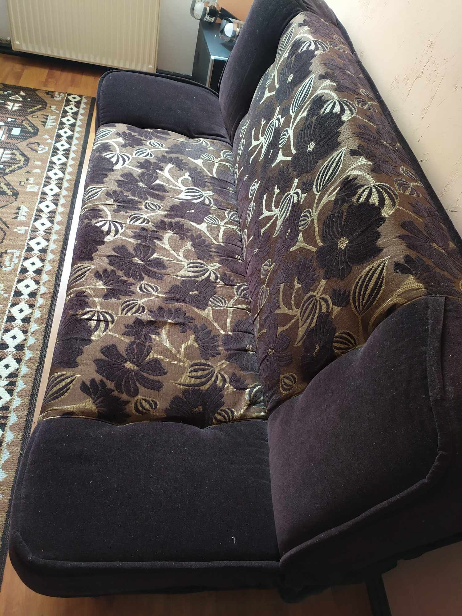 Piękna sofa rozkładana ze schowkiem