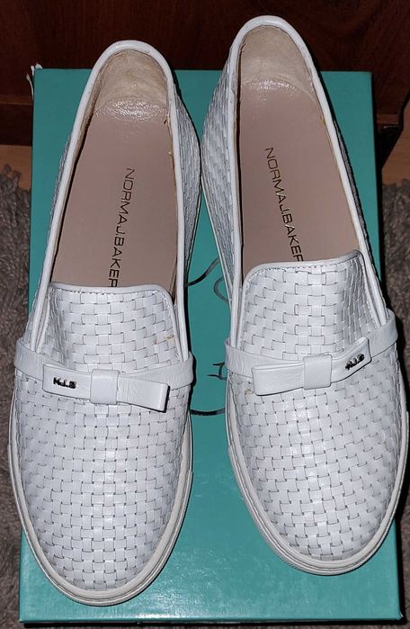 Продам туфли белые