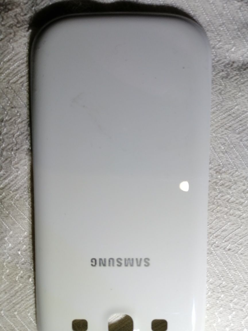 Акумуляторна  батарея та задня стінка до них на Samsung Galaxy S 3.