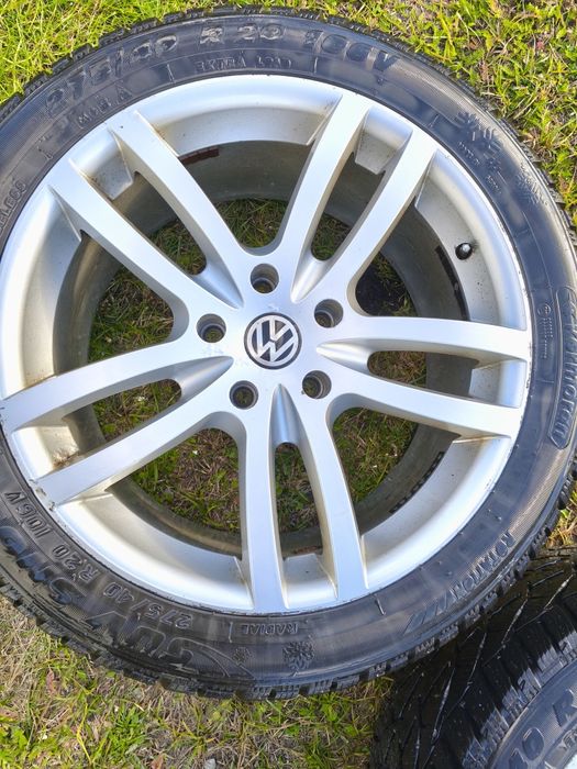 SPRZEDAM BARDZO ŁADNE ZIMÓWKI. 275/40/R 20  2000zl 
5X130 Jeździły w 4