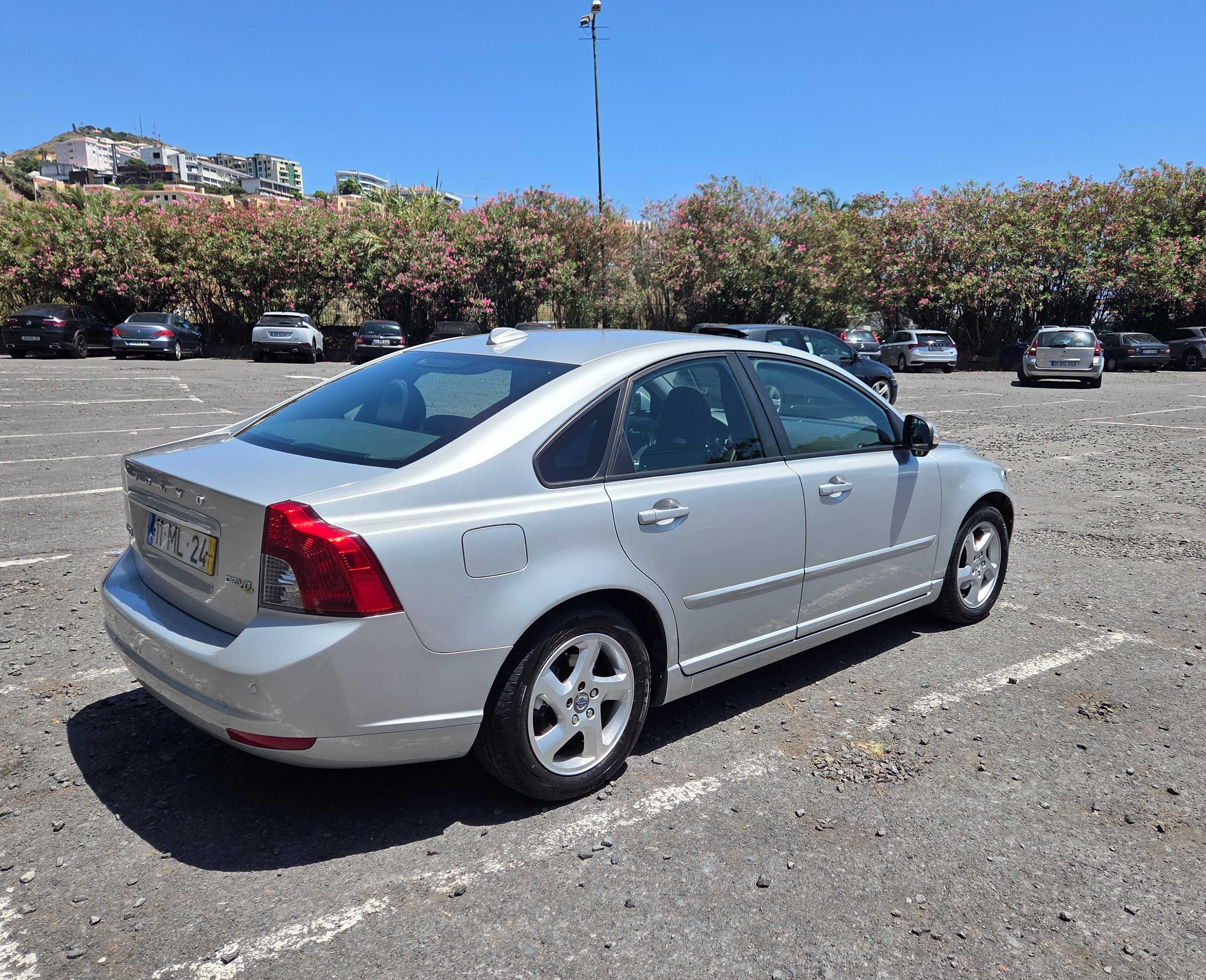 Volvo S40 1.6 Diesel – Elegante, Económico e Impecável!