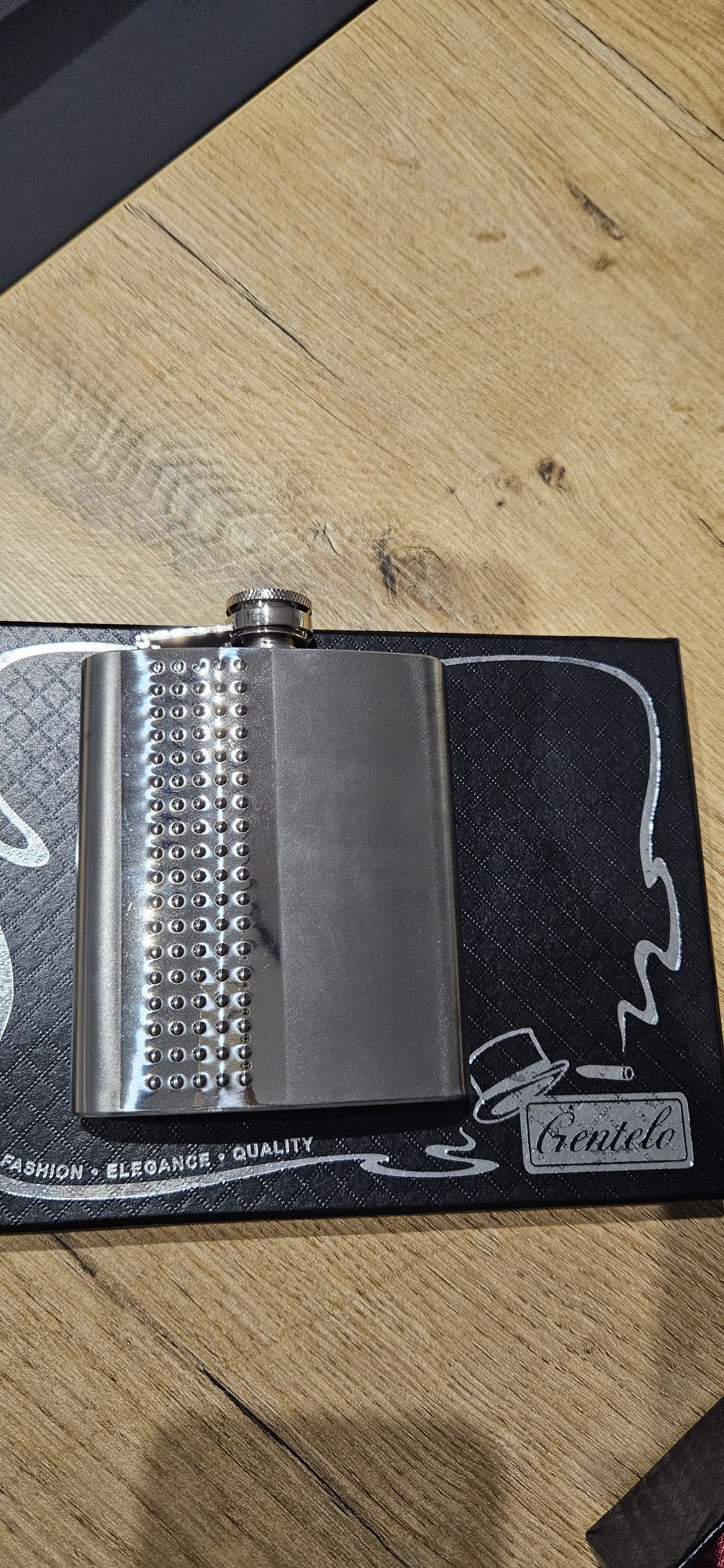 Piersiówka metalowa w eleganckim etui