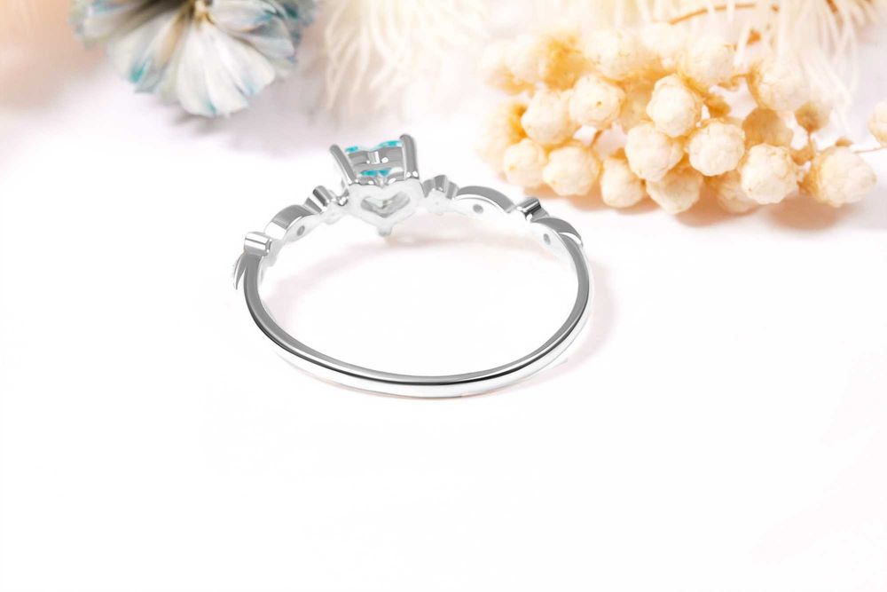 Кольцо  из белого золота с топазом