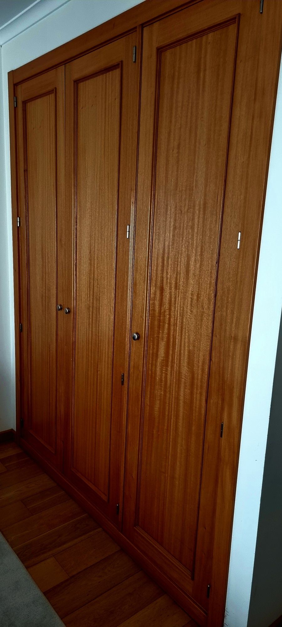 3 portas guarda fatos mogno escuro nunca utilizados (Viseu)