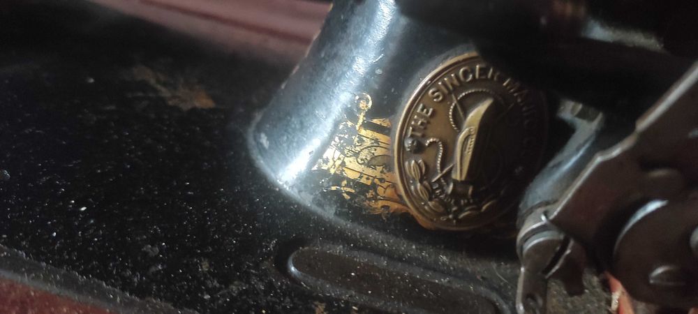 Старинная швейная машинка Singer