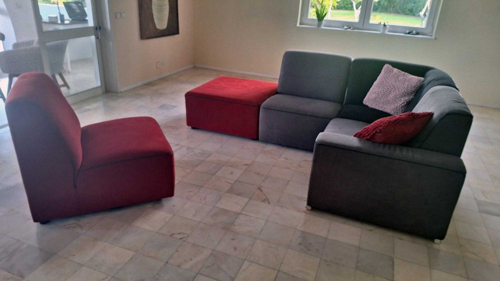 Sofá em 5 partes (cinza, vermelho e preto)