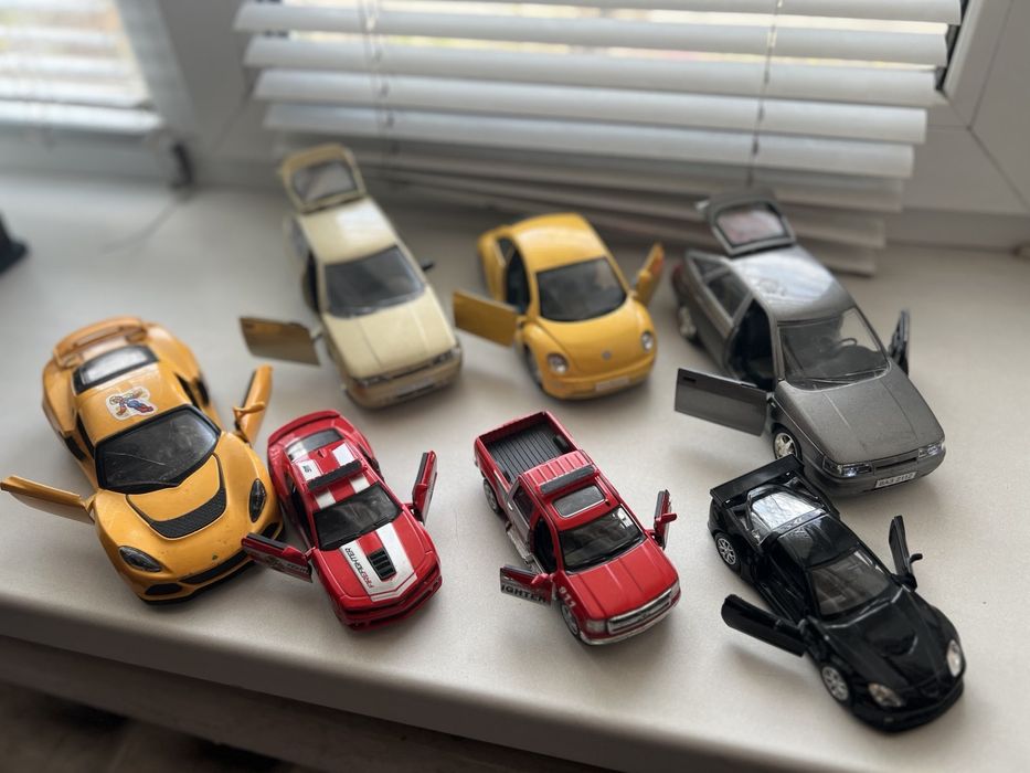 Машинки іграшкові по 100 грн. кожна