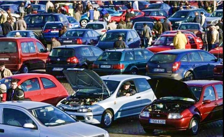 Бродівський авторинок на трасі.