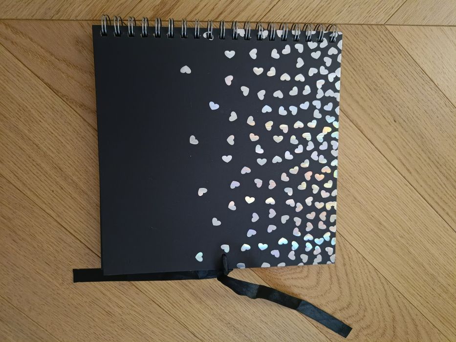 Czarny album w srebrne serduszka do scrapbookingu