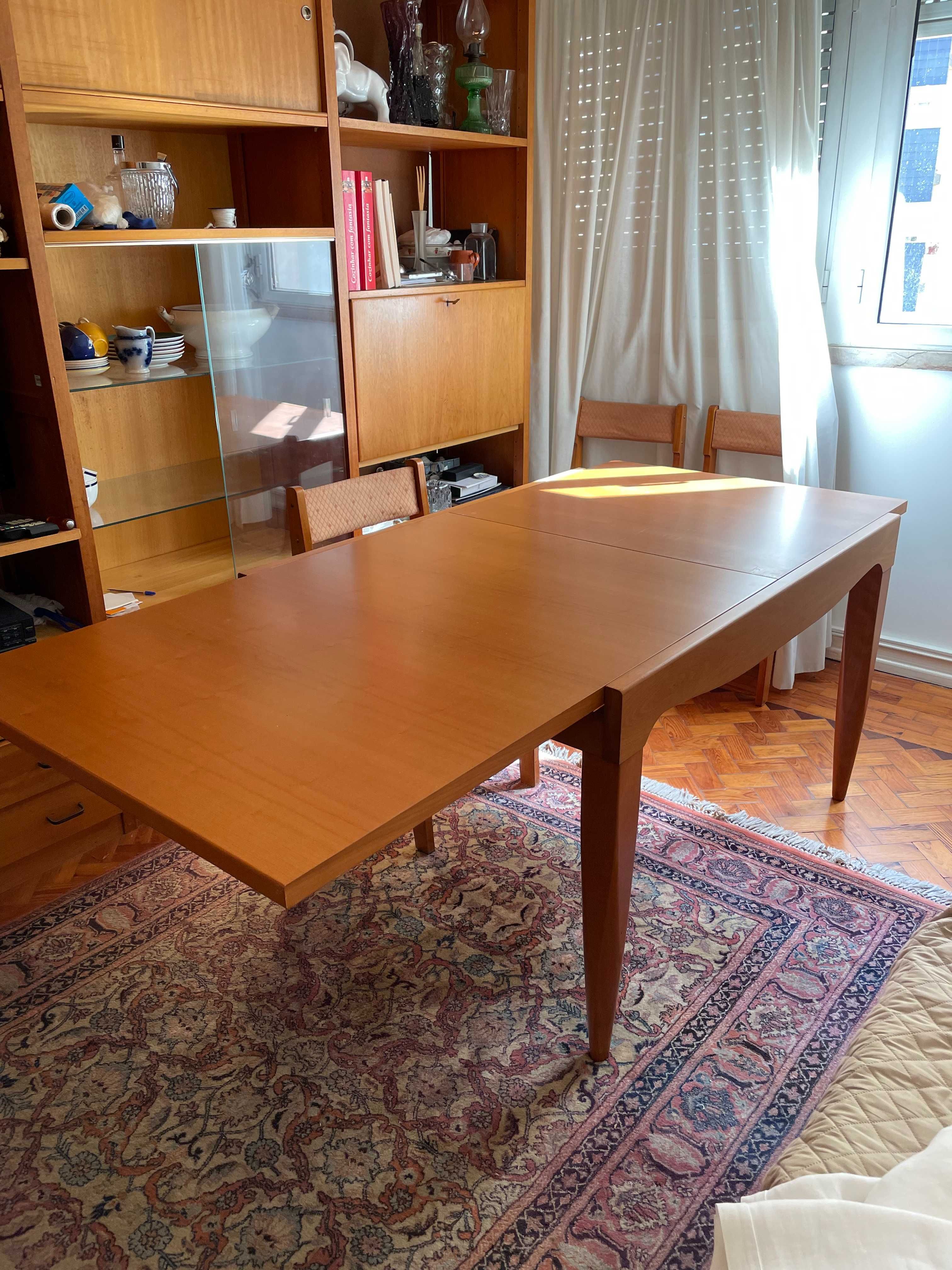 Mesa de jantar extensível em madeira maciça
