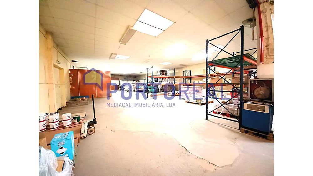 Armazém 2 entradas na Rua Zambeze- Porto