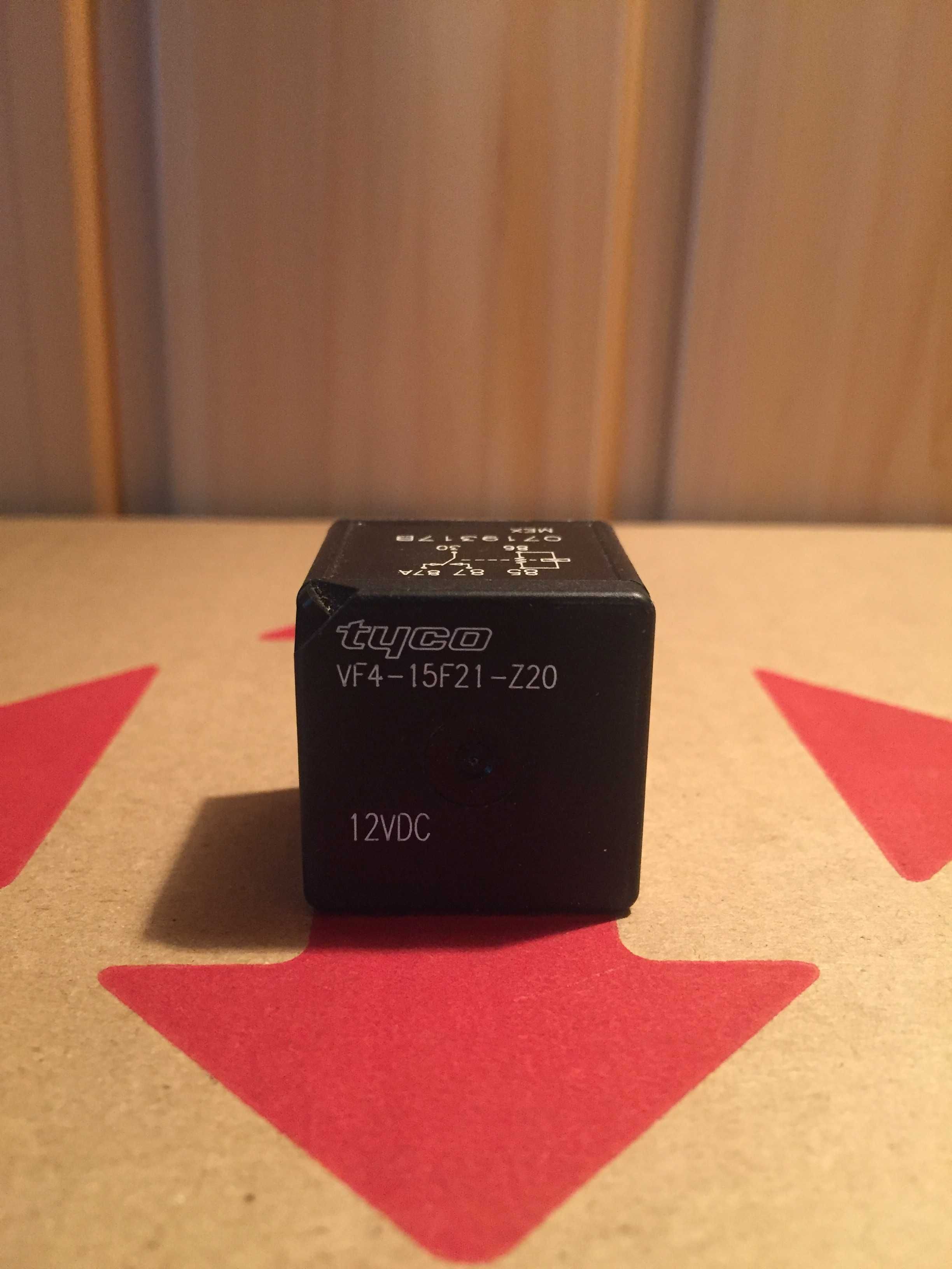 Реле Tyco Relay 12V 04692033AA VF4-15F21-Z20 john deere