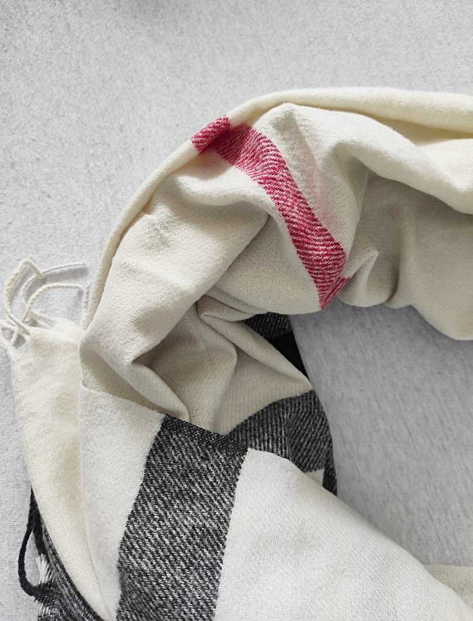 Kremowa kwadratowa chusta-szalik z kraciastym wzorem