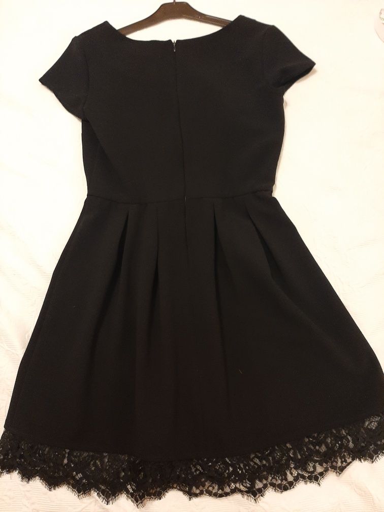 Vestido preto  curto com renda ao fundo