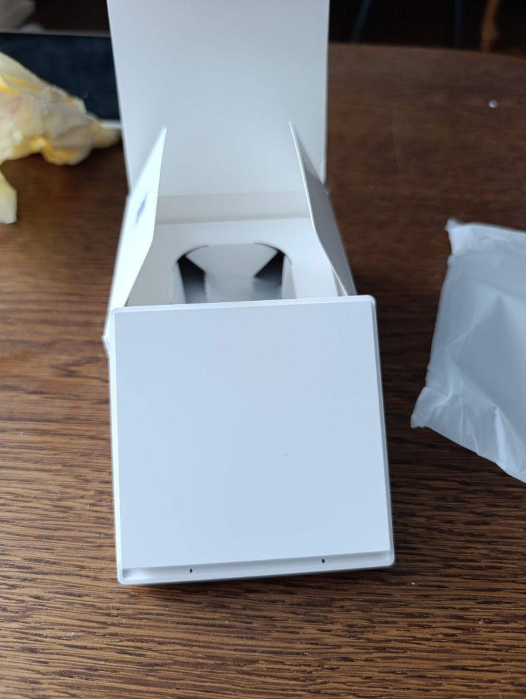 Aqara Smart Wall Switch E1 (pojedynczy, z przewodem neutralnym). 
Jest