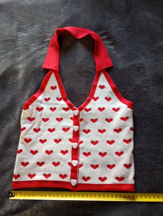 Top z odkrytymi plecami w serduszka