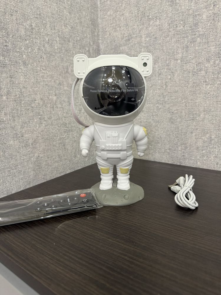 Продам проектор-нічник Космонавт