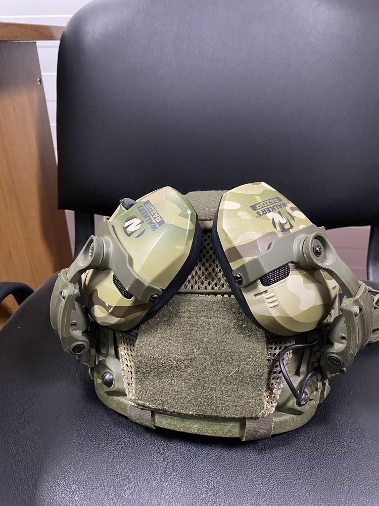 Активні навушники Walker's  разом з кіпленням