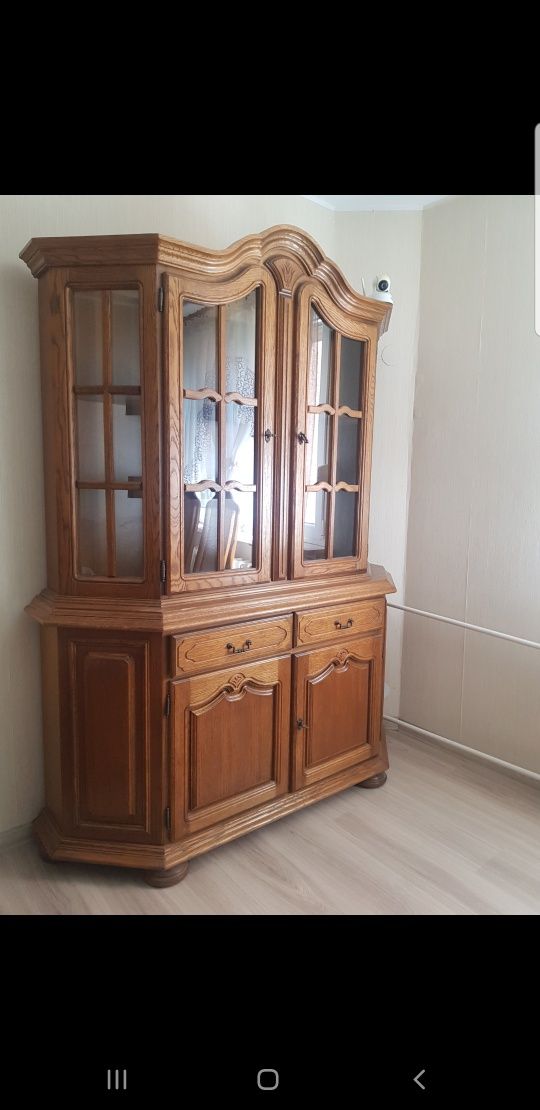 Witryna dębowa z oświetleniem