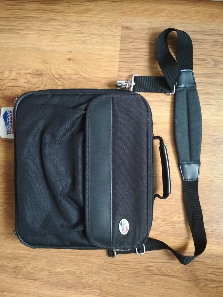 Czarna torba na laptopa American Tourister
