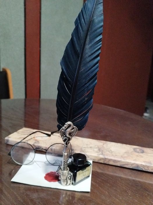 Гарри Поттер(перо с чернильнице,очки,металлическая ручка и сам Гарри)