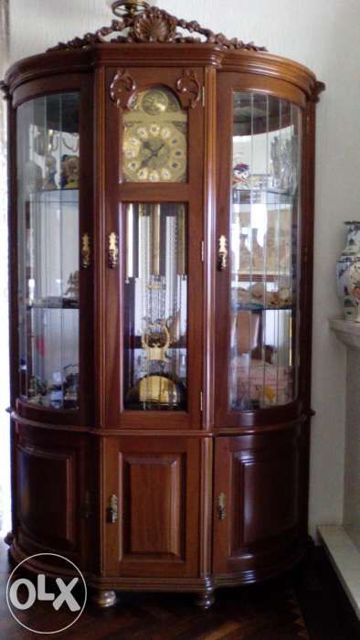 Movel vitrine antigo com relogio