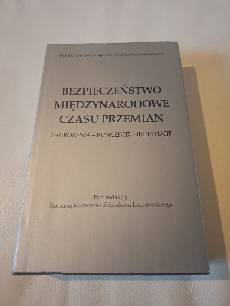 "Bezpieczeństwo Międzynarodowe Czasu Przemian" Praca Zbiorowa