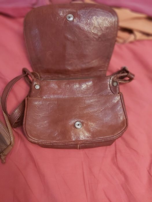 3 malas a primeira custa 15 as outras duas são de pele custão 20