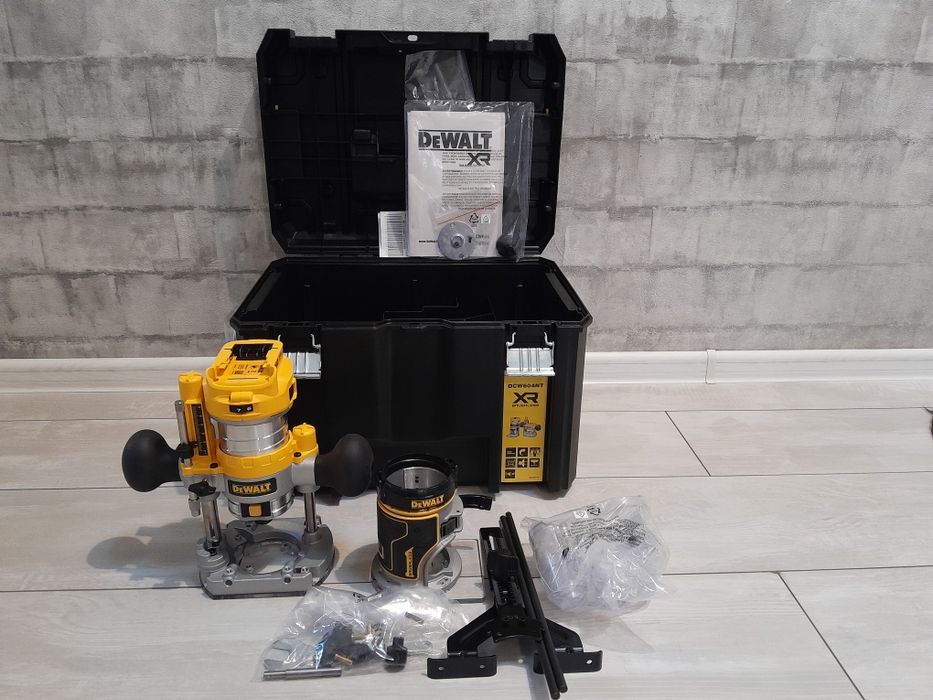 Фрезер DeWalt DCW604NT