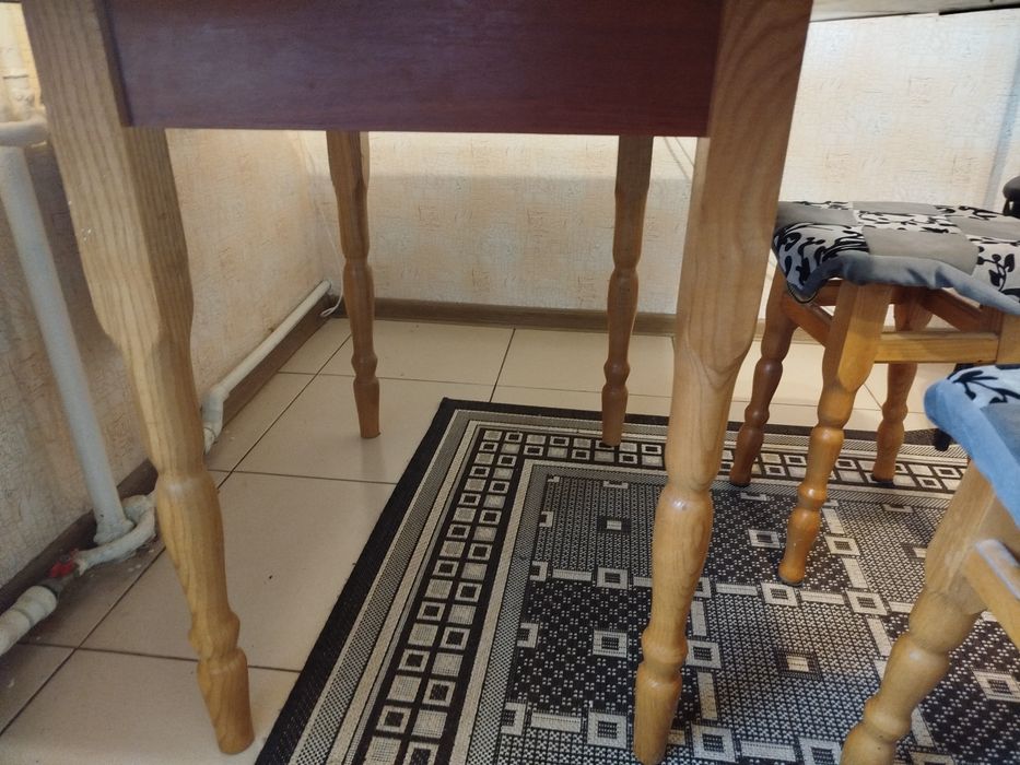 Продам кухонні меблі стіл і чотири стільці у доброму стані