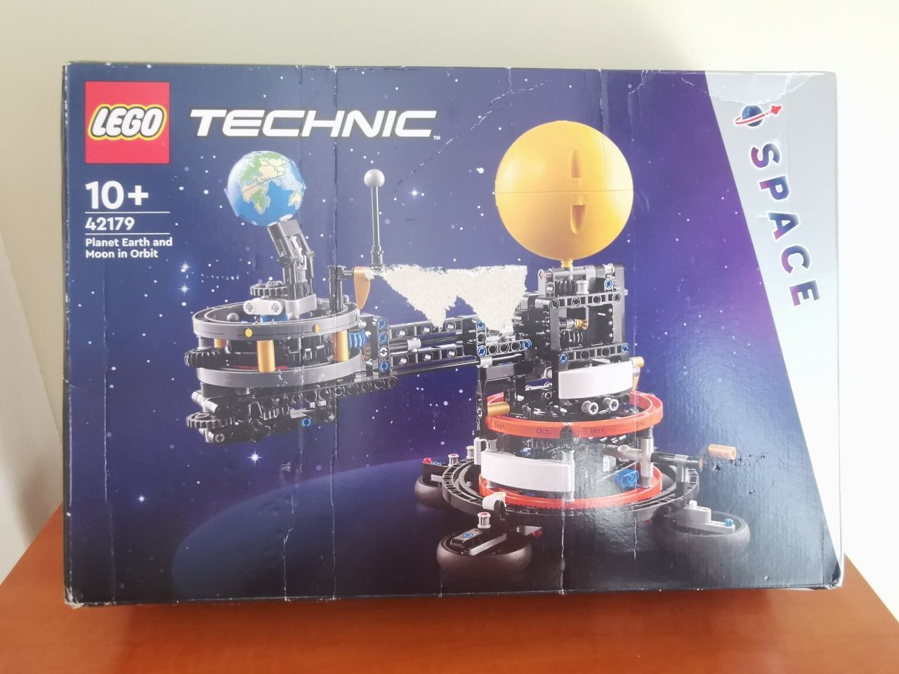 Lego 42179 Planet Earth and moon in orbit