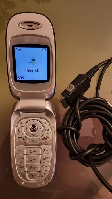 Para Colecionadores! Telemóvel LG KG220 com carregador de origem. (NOS