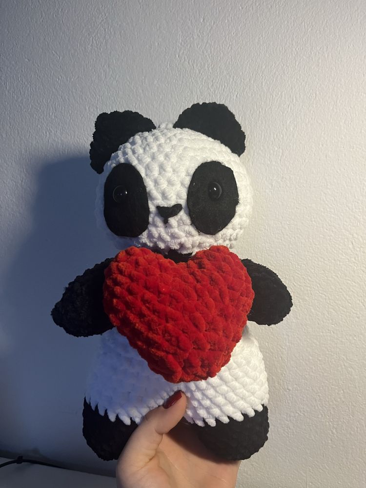 Walentynkowa panda na szydełku amigurumi handmade