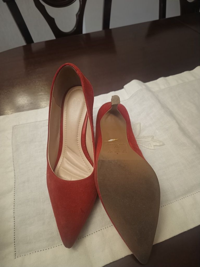 Vendem-se sapatos de couro, em bom estado