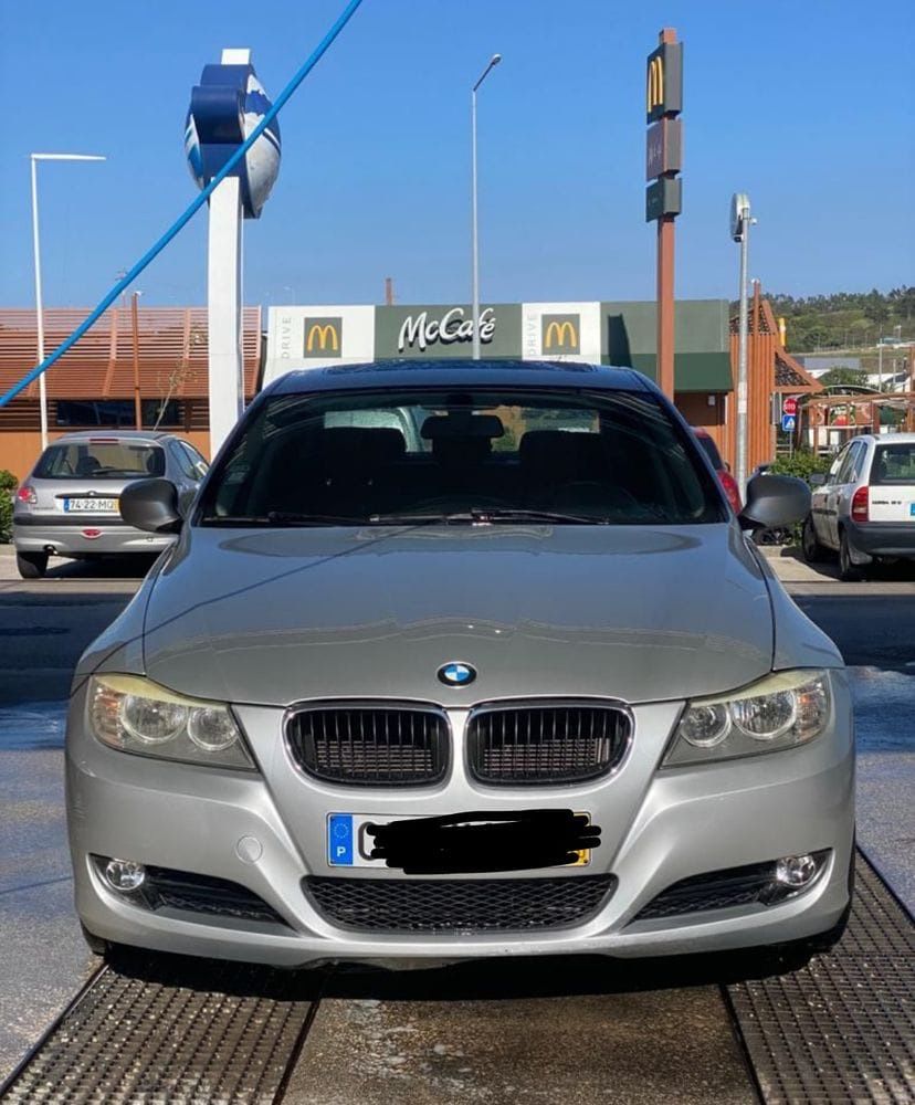 Bmw 320 d 2010 .