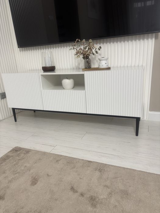 Szafka RTV Nicole 150 cm z wnęką meble BOGART ryflowana jak NOWA