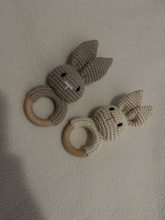 Брязкальце / іграшка вʼязана зайчик