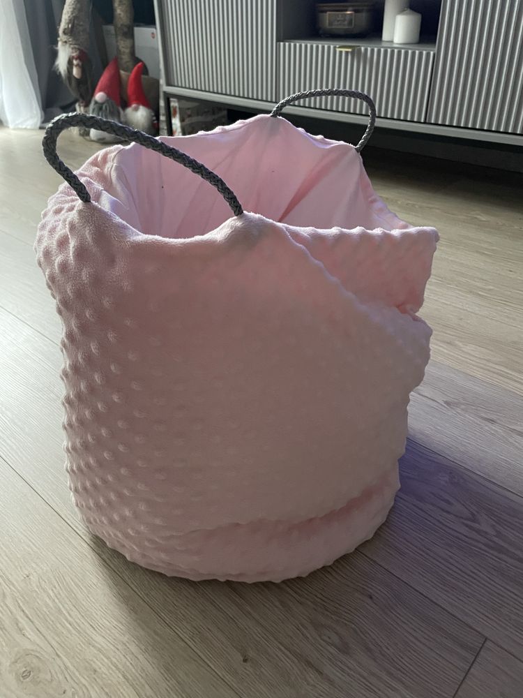 Materiałowy kosz na zabawki