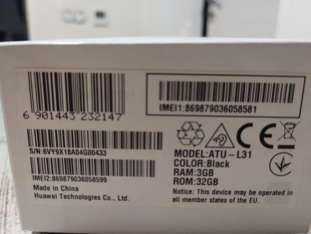 Huawei Y6 Prime 2018 
Батарея тримає довго 
Є оригінальна коробка