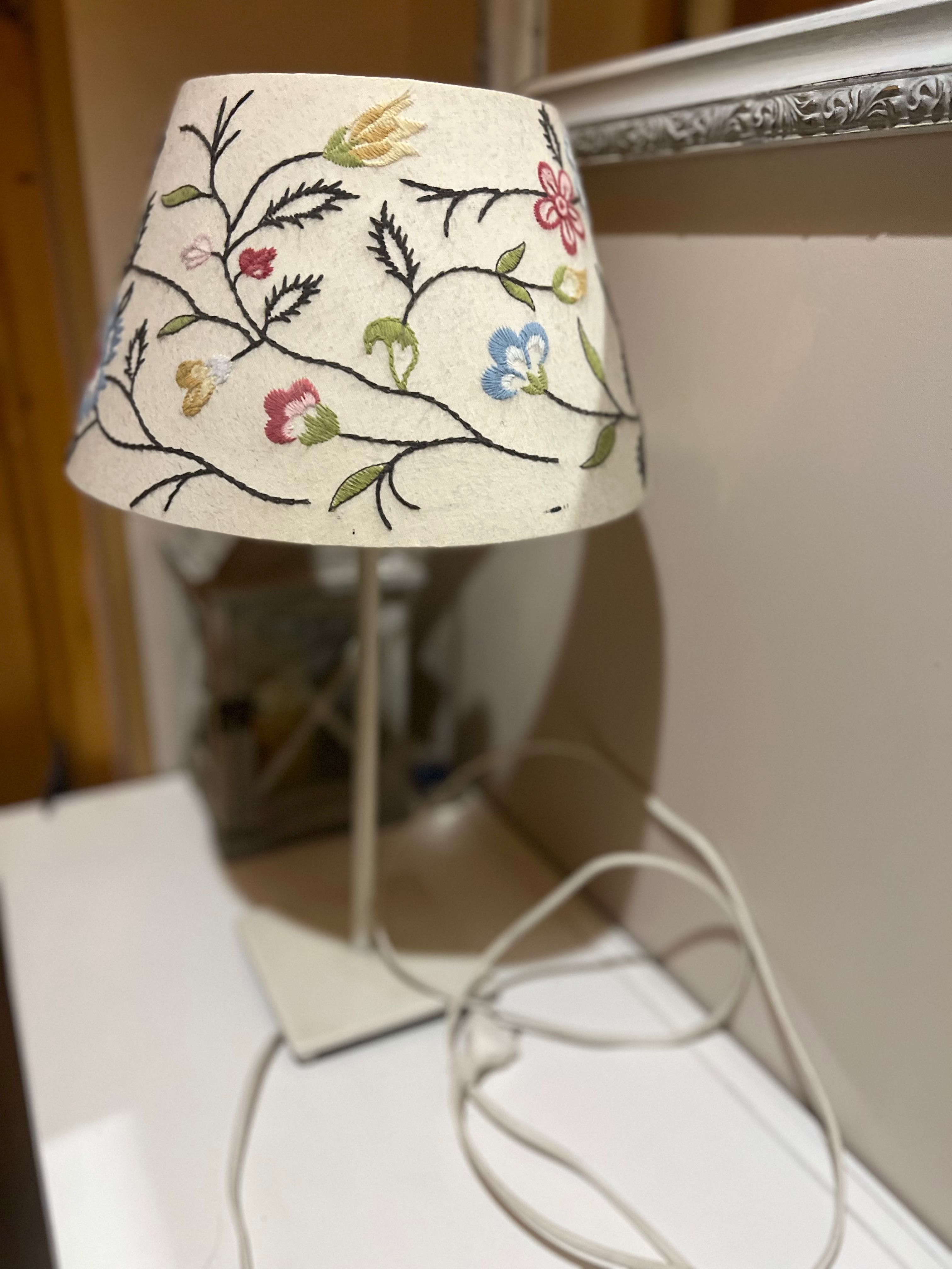 Lampka z kwiatowym haftem