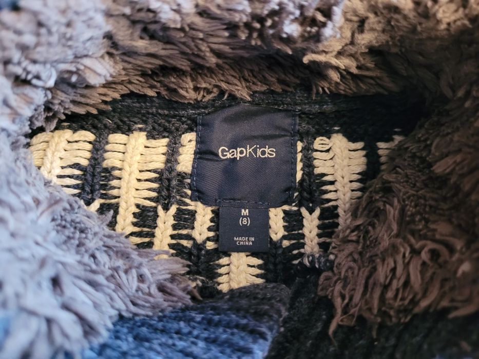 Bardzo ładny, ciepły sweterek chłopięcy rozm. 128/134