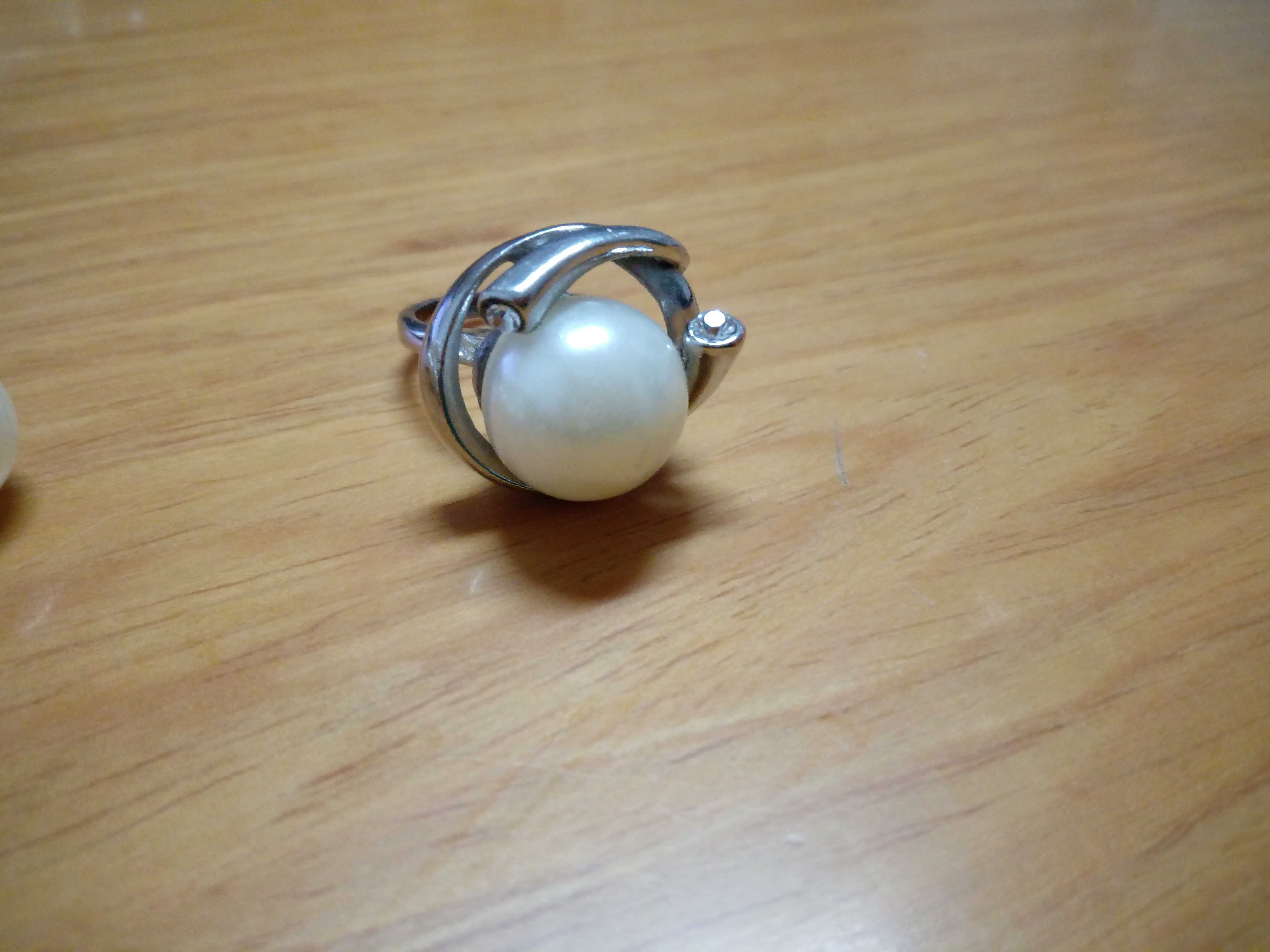 Conjunto novo de prata e pérola, inclui fio, pendente e anel