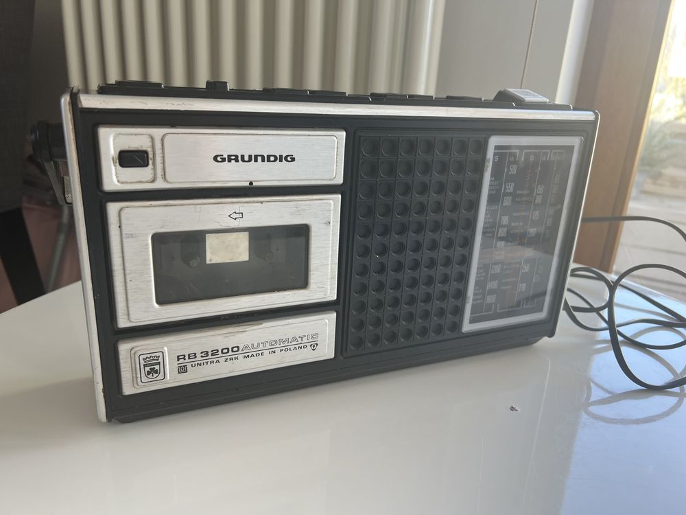 Radio GRUNDIG, stare, raczej sprawne ale do wyczyszczenia