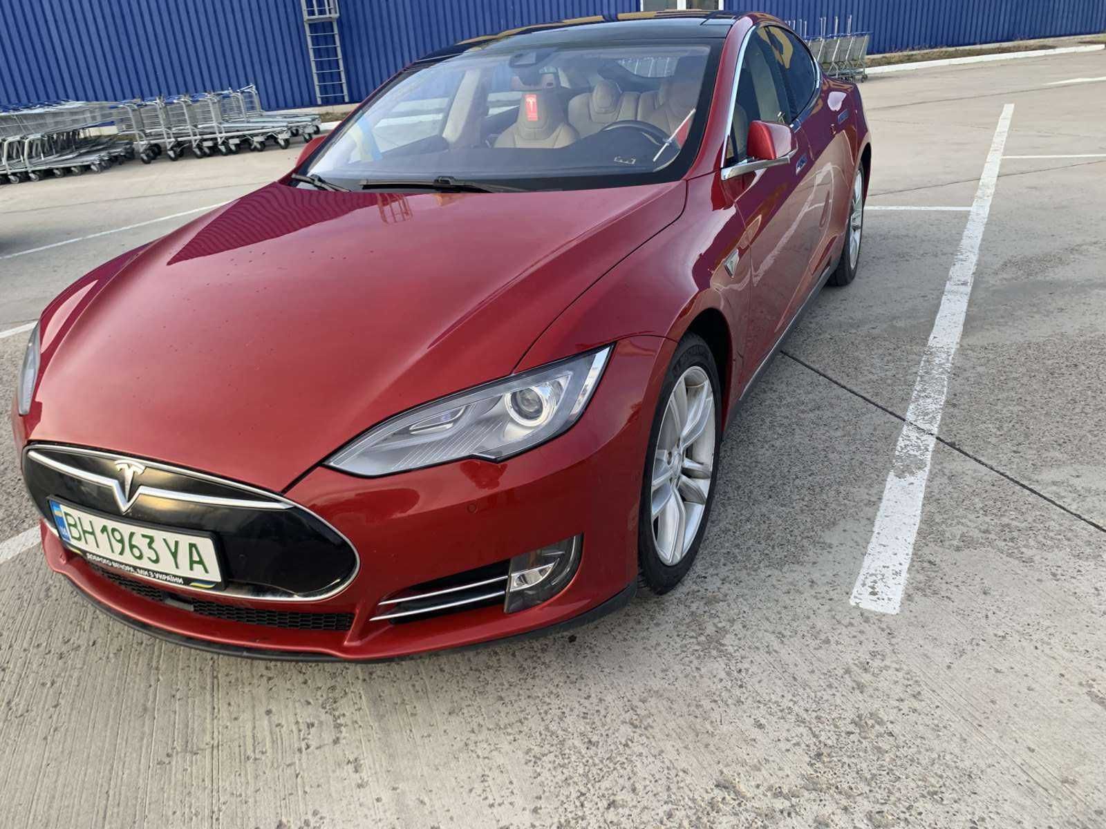 Tesla Model S 2014 г.в. (на коже с панорамой)