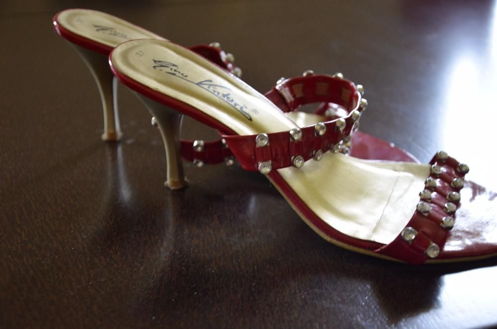sandały szpilki czerwone z ozdobieniami, rozm 37