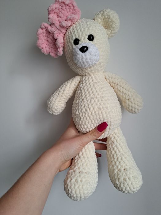 Miś amigurumi z kokardką
